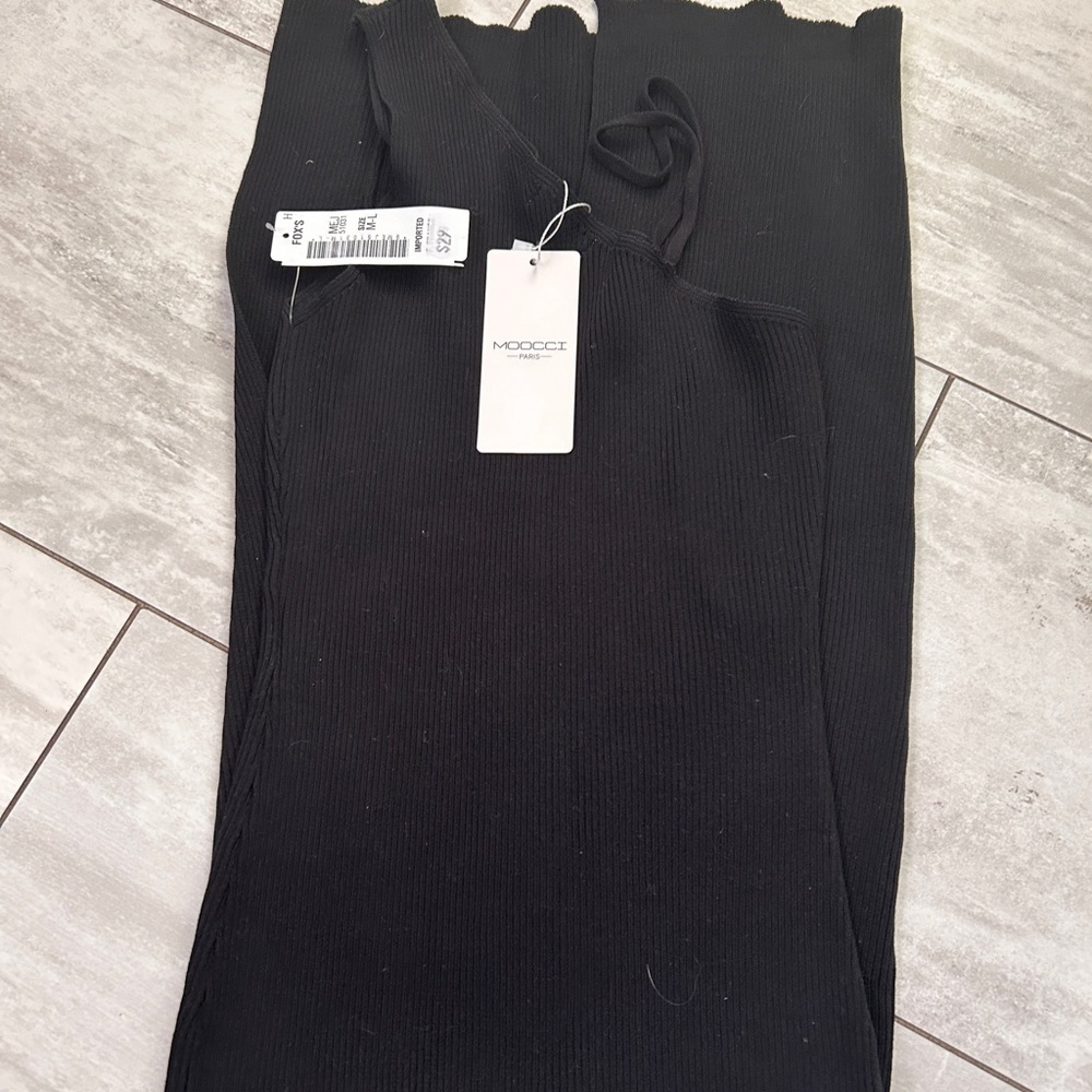 Moocci size M/L stretch black dress with thigh high split - Picture 2 of 4